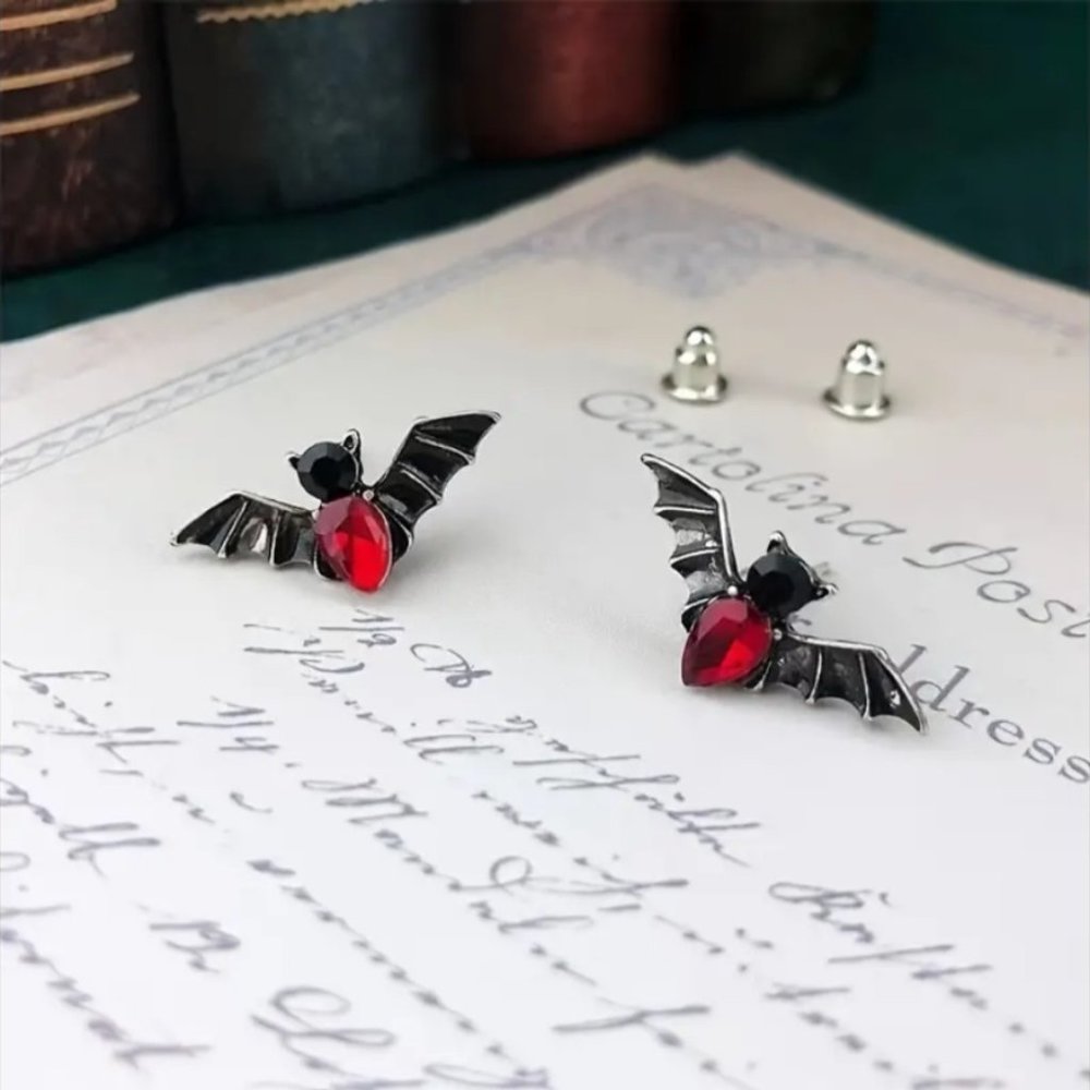 Gothic Bat Earrings: Add a Spooky Touch to Your Halloween Party Decorations!